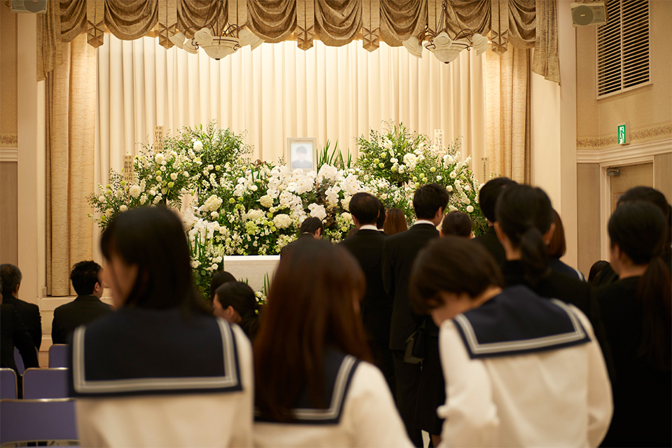 映画「殺さない彼と死なない彼女」リベント花葬儀がタイアップ