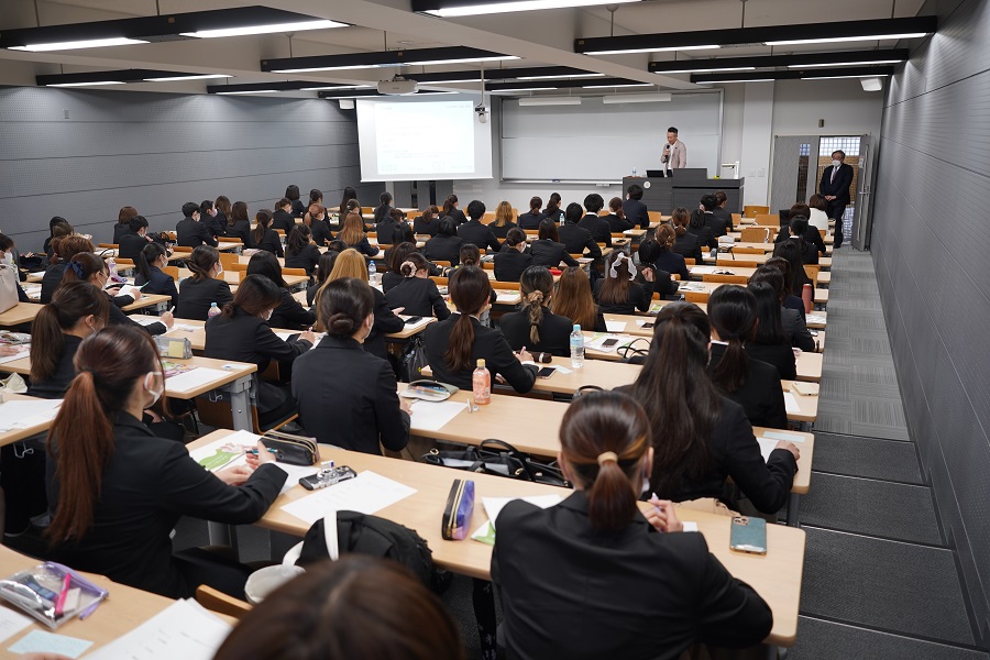 明海大学の約100名の学生たち